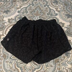 Lululemon Hotty Hot 4”, Size 2 shorts